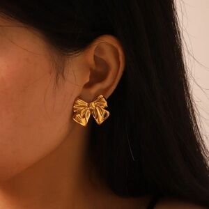Beautiful and casual earrings with bow design